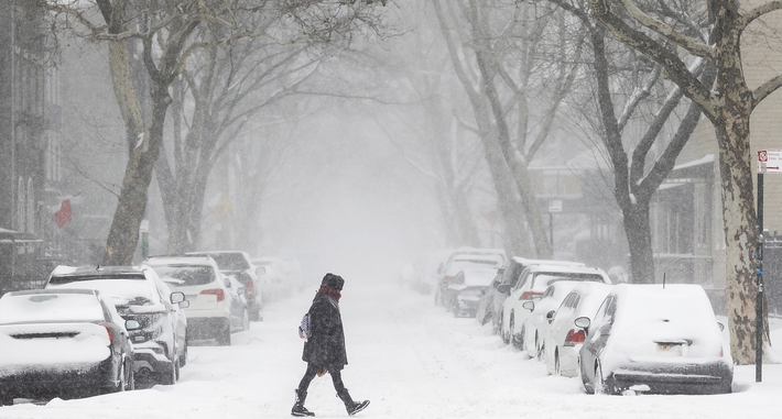 An intense snowfall threatens holiday travel in the United States.
